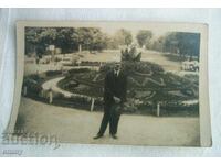Fotografie veche din 1931 - orașul Bankya, bărbat în parc