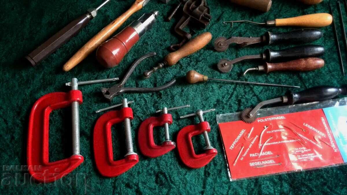 Стари сарашки кожарски тапицер инструменти с цена 295.00 лв. | € 150.83