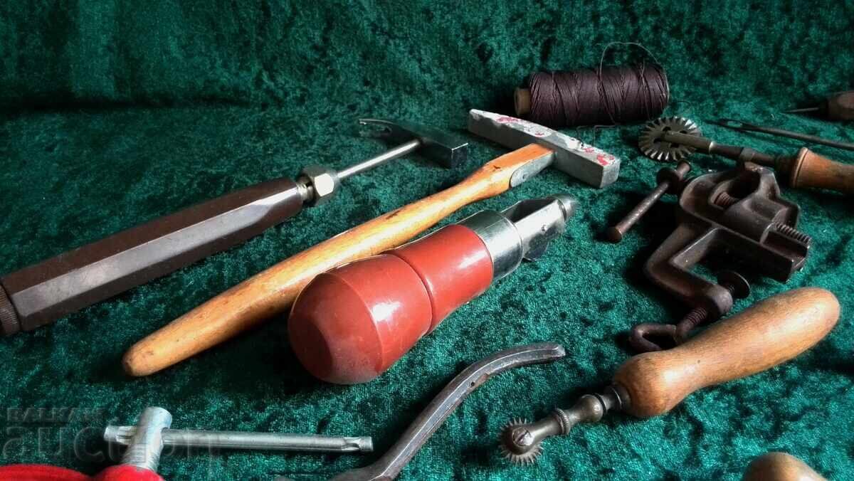 Аукцион Стари сарашки кожарски тапицер инструменти