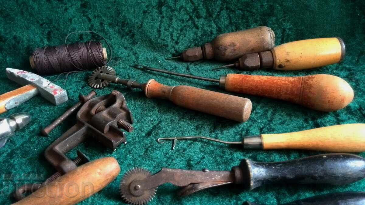 Доставка на Стари сарашки кожарски тапицер инструменти