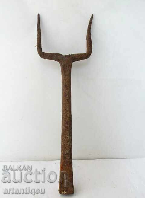 Antică nicovală primitivă - unealtă de fierărie cu preț 20.00 BGN | € 10.23