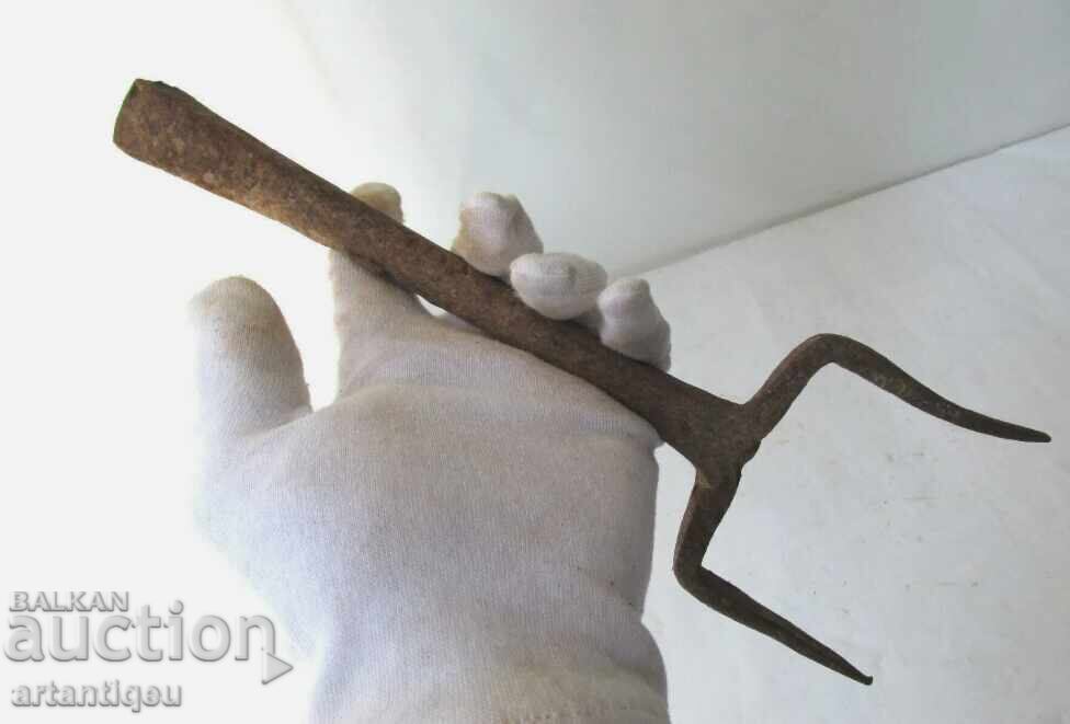 Antică nicovală primitivă - unealtă de fierărie