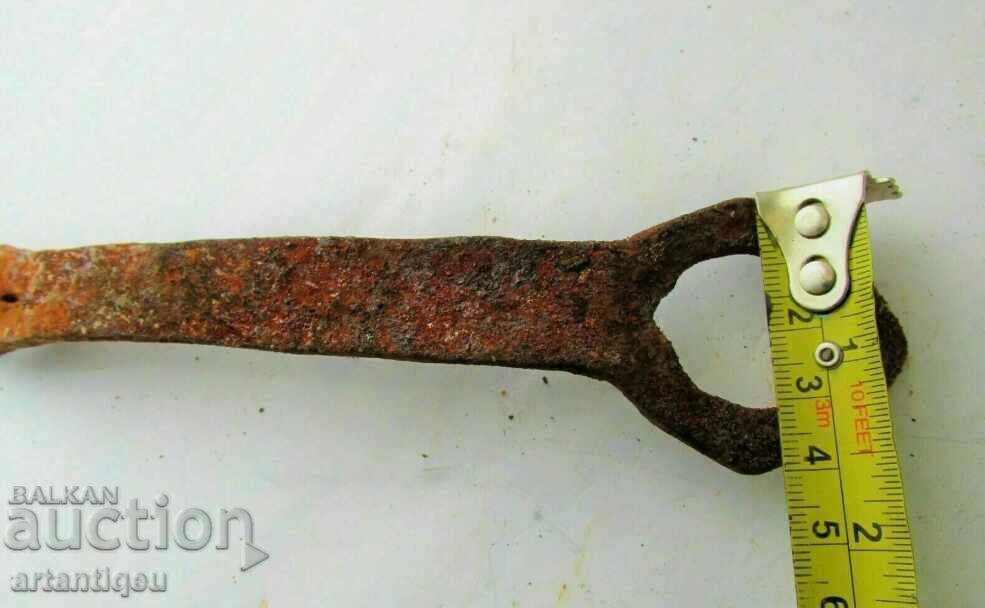 Αρχαία σφυρήλατη σιδερένια λαβή πόρτας με μοχλό με τιμή 10.00 BGN | € 5.11