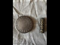 Pudrieră și ruj vechi, marcate