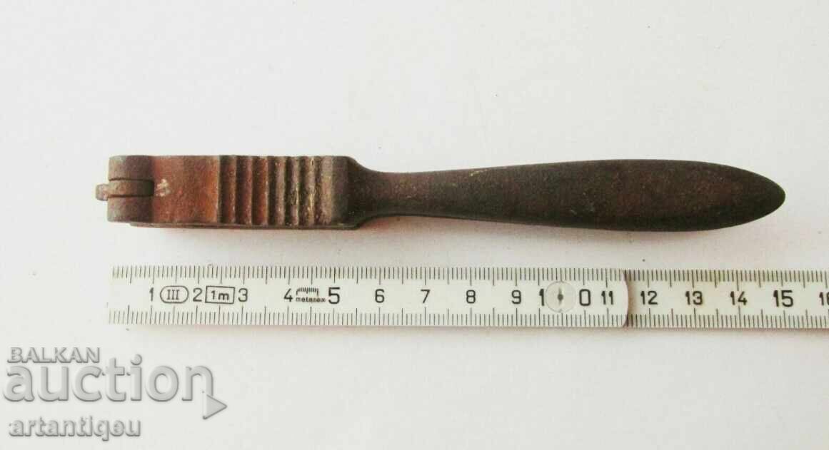 Антична метална лешникотрошачка – Рядка колекционерска вещ - 5