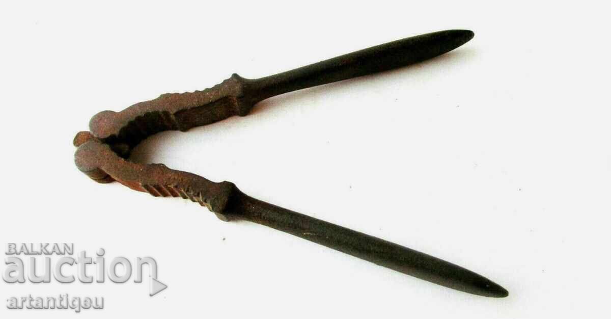 Антична метална лешникотрошачка – Рядка колекционерска вещ