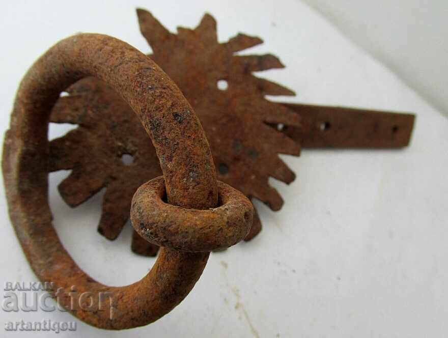 Αρχαία σφυρήλατη σιδερένια λαβή πόρτας με μοχλό με τιμή 20.00 BGN | € 10.23