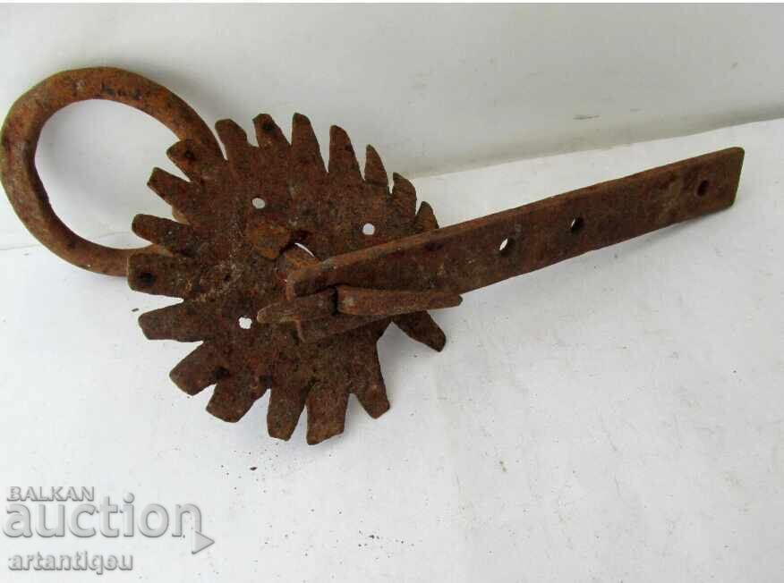 Παράδοση Αρχαία σφυρήλατη σιδερένια λαβή πόρτας με μοχλό