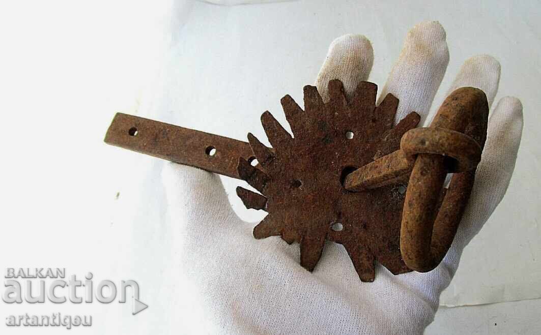 Αρχαία σφυρήλατη σιδερένια λαβή πόρτας με μοχλό