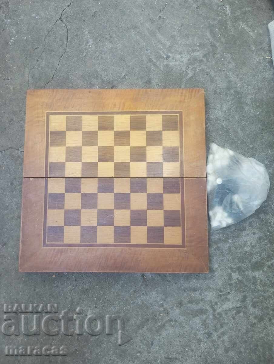 Cutie veche de șah și table cu piese