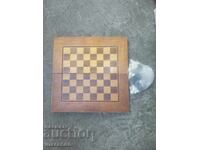 Παλιό κουτί σκακιού και τάβλι με φιγούρες