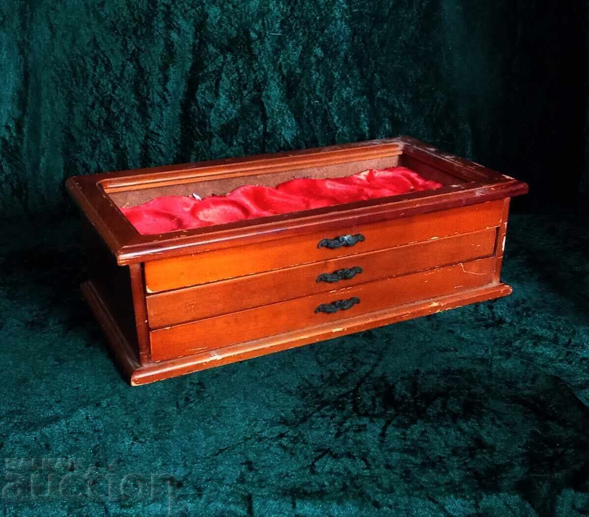 Licitație Cutie pentru 30 de ceasuri de buzunar