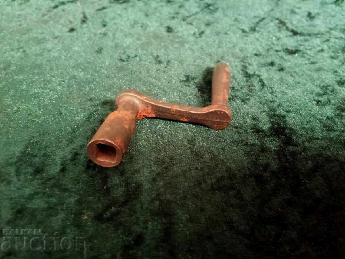 Manivelă veche de ceasornicar - cheie pentru ceas de perete cu preț € 16.00 | 31.29 BGN