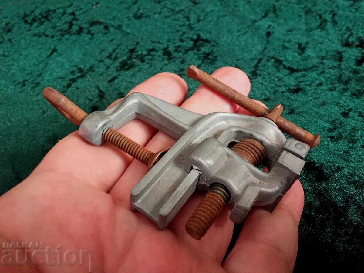 Μικρή μέγγενη κοσμημάτων για ωρολογοποιούς με τιμή 45.00 BGN | € 23.01 Μικρή μέγγενη κοσμημάτων για ωρολογοποιούς με τιμή 45.00 BGN | € 23.01