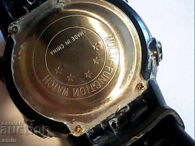 Delivery of Lot of 2 sports watches, working, no battery, multi-function