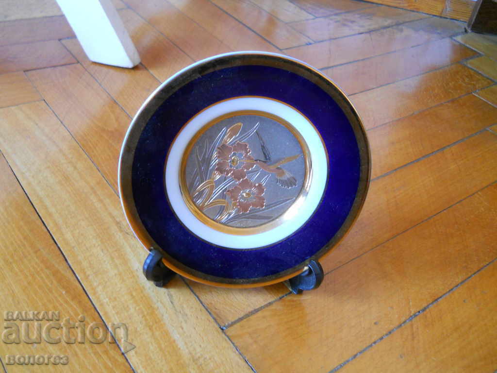 Farfurie de porțelan cu aur de 24 de carate - Japonia cu preț 35.00 BGN | € 17.90 Farfurie de porțelan cu aur de 24 de carate - Japonia cu preț 35.00 BGN | € 17.90