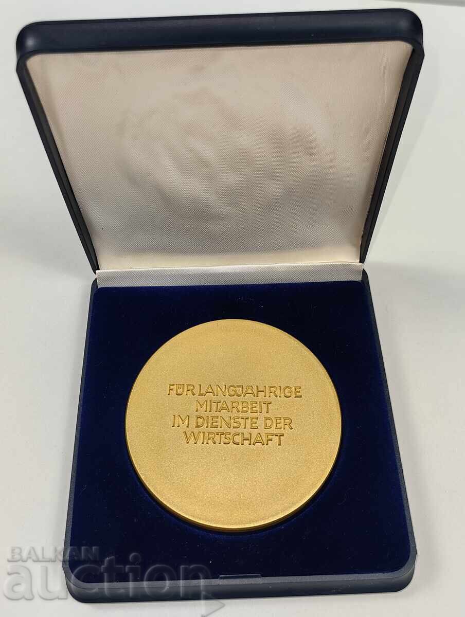 PLACHETĂ MARE ÎN CUTIE cu preț 19.00 BGN | € 9.71