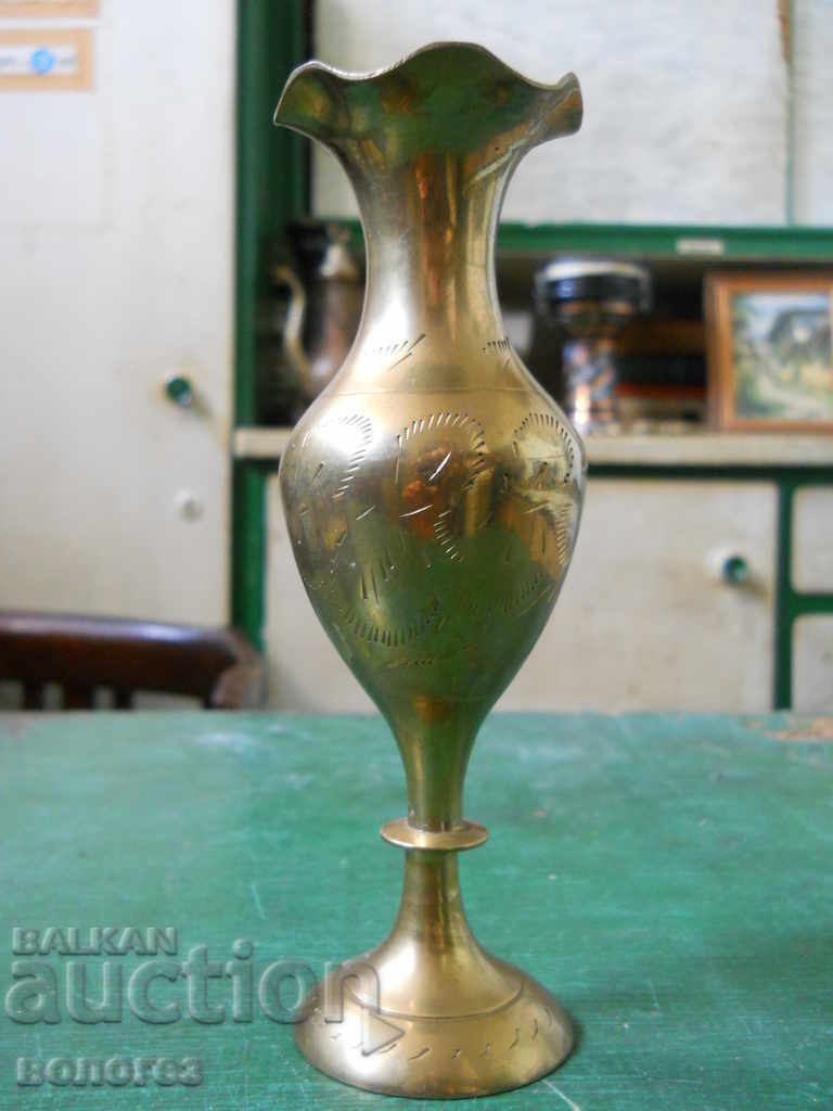 Bronze vase with price 15.00 BGN | € 7.67 Bronze vase with price 15.00 BGN | € 7.67