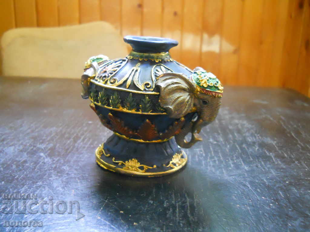 Ceramic vase with elephants (India) Ceramic vase with elephants (India)
