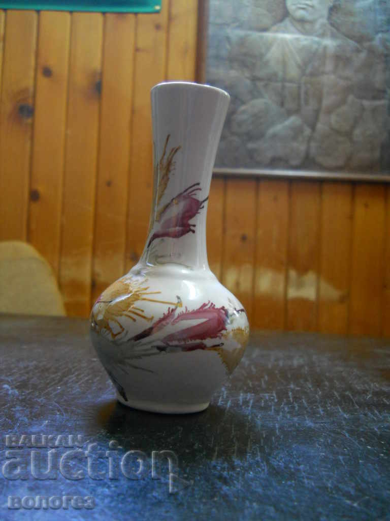 Porcelain vase with price 10.00 BGN | € 5.11 Porcelain vase with price 10.00 BGN | € 5.11