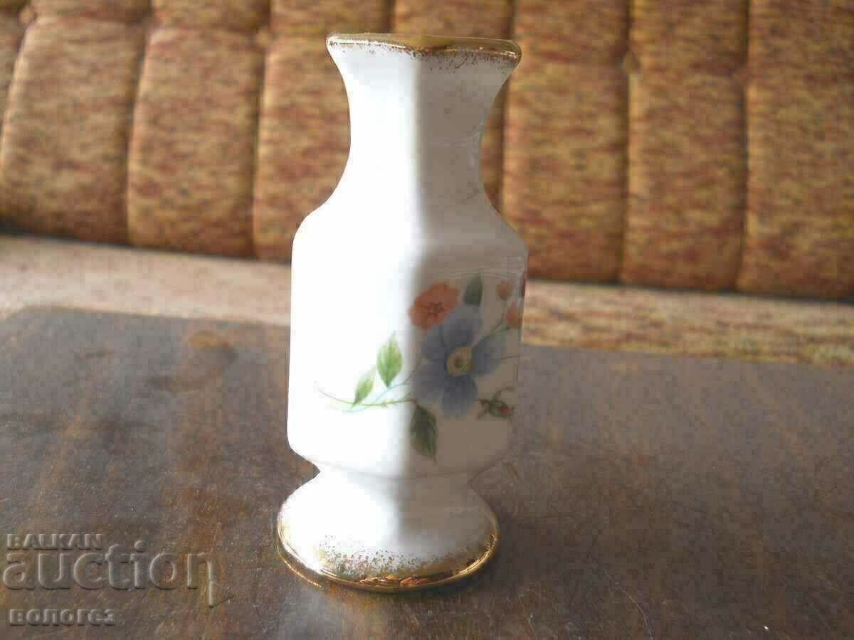Small porcelain vase (China) with price 10.00 BGN | € 5.11 Small porcelain vase (China) with price 10.00 BGN | € 5.11