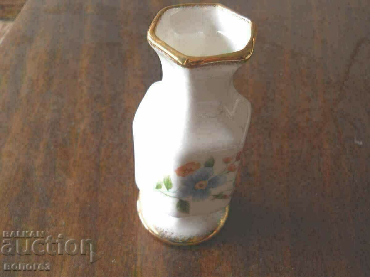Auction Small porcelain vase (China) Auction Small porcelain vase (China)