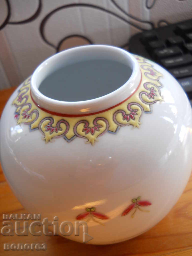 Auction Antique Porcelain Vase (China) Auction Antique Porcelain Vase (China)