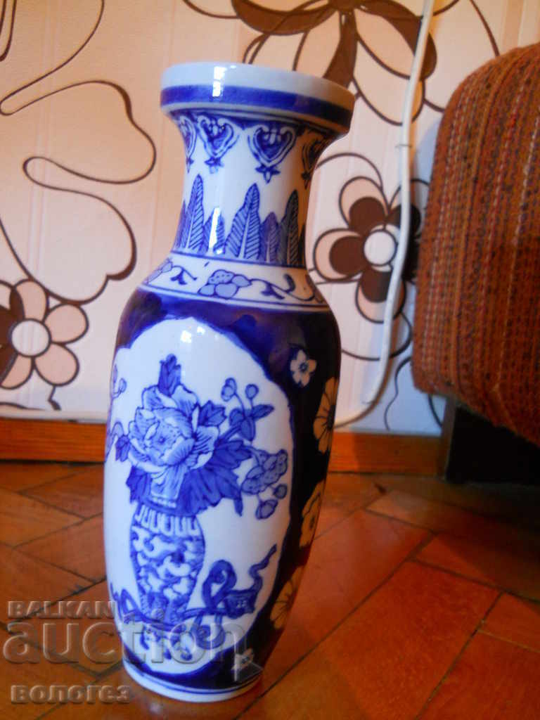 Auction Porcelain vase (China) Auction Porcelain vase (China)