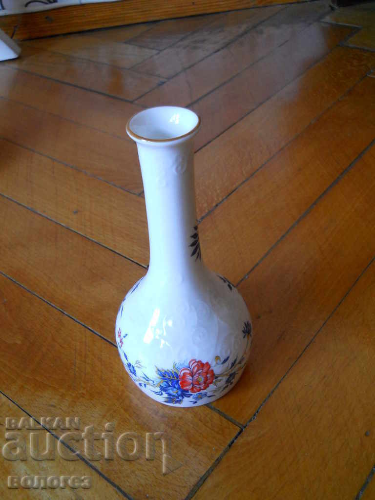 Porcelain vase - England with price 30.00 BGN | € 15.34 Porcelain vase - England with price 30.00 BGN | € 15.34