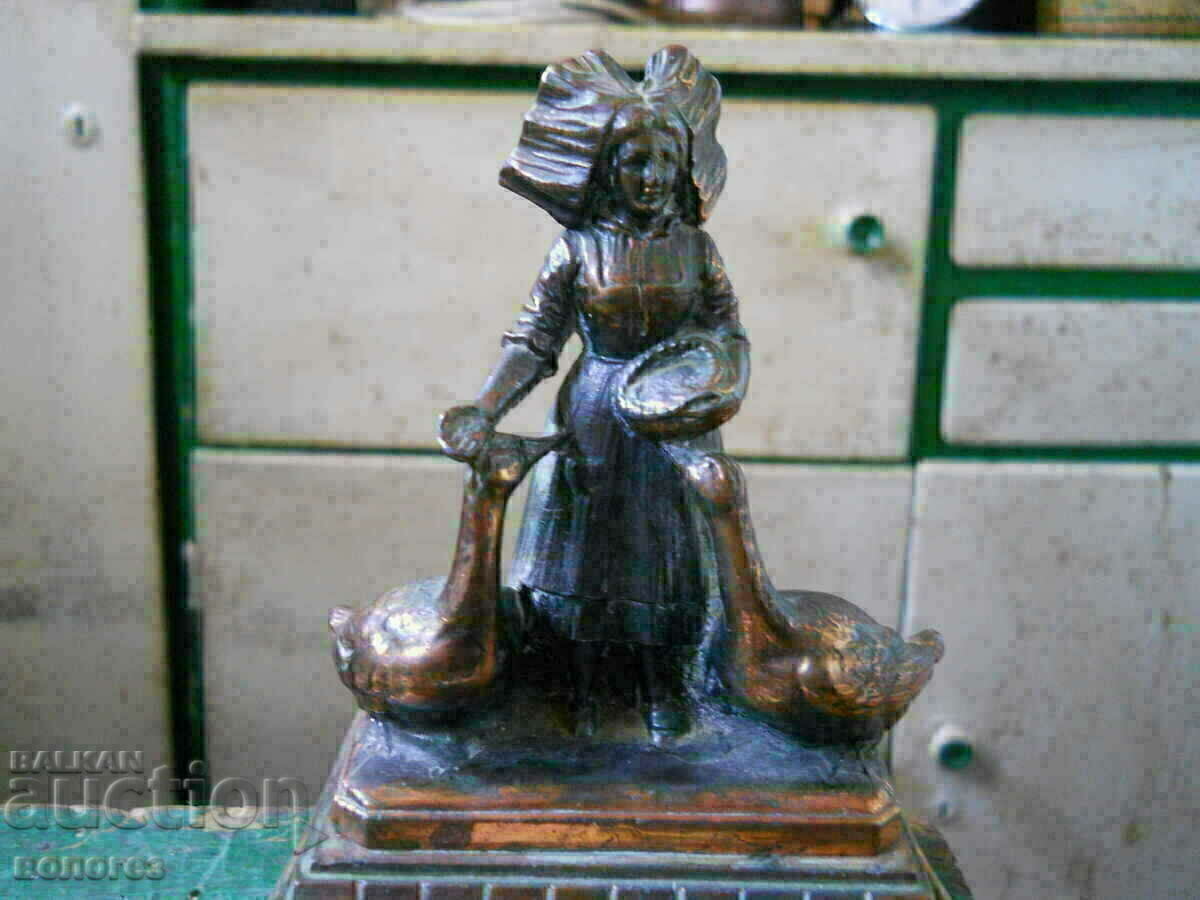 Bronze ashtray - France with price 45.00 BGN | € 23.01 Bronze ashtray - France with price 45.00 BGN | € 23.01