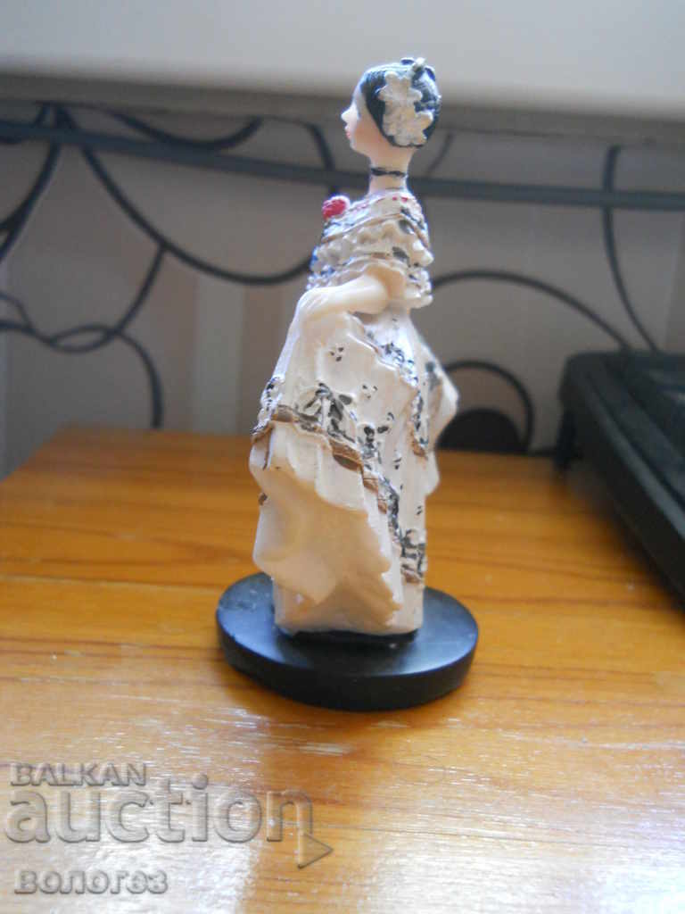Figurină din polirășină cu preț 15.00 BGN | € 7.67 Figurină din polirășină cu preț 15.00 BGN | € 7.67