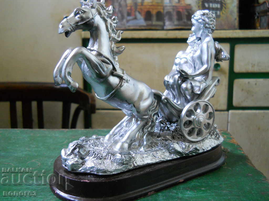 Auction Statuette - Chariot with a loving couple Auction Statuette - Chariot with a loving couple