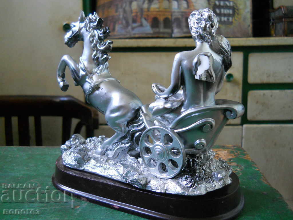 Delivery of Statuette - Chariot with a loving couple Delivery of Statuette - Chariot with a loving couple