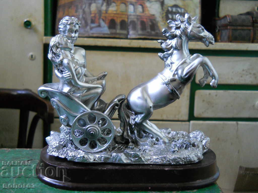 Statuette - Chariot with a loving couple Statuette - Chariot with a loving couple