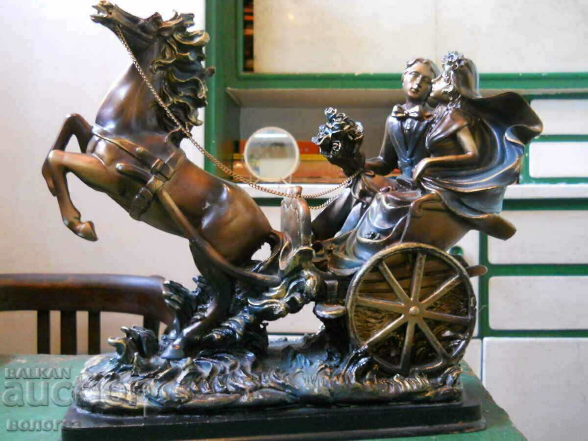 Statuetă mare din polirășină - car cuplu îndrăgostit cu preț 30.00 BGN | € 15.34 Statuetă mare din polirășină - car cuplu îndrăgostit cu preț 30.00 BGN | € 15.34