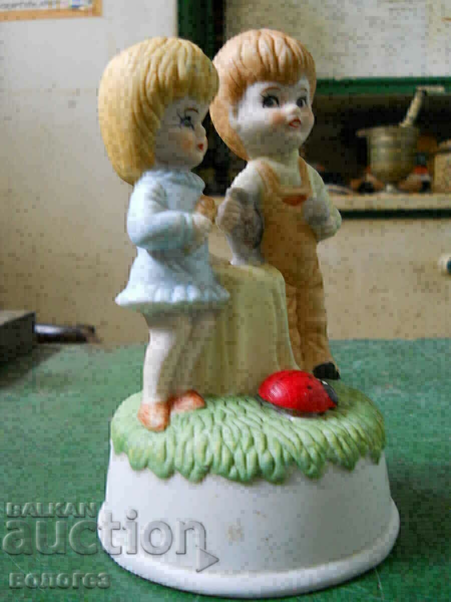 Figurină din porțelan cu preț 12.00 BGN | € 6.14 Figurină din porțelan cu preț 12.00 BGN | € 6.14