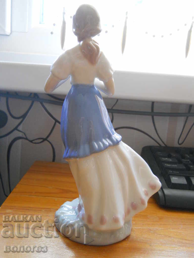 Auction Porcelain figurine Auction Porcelain figurine