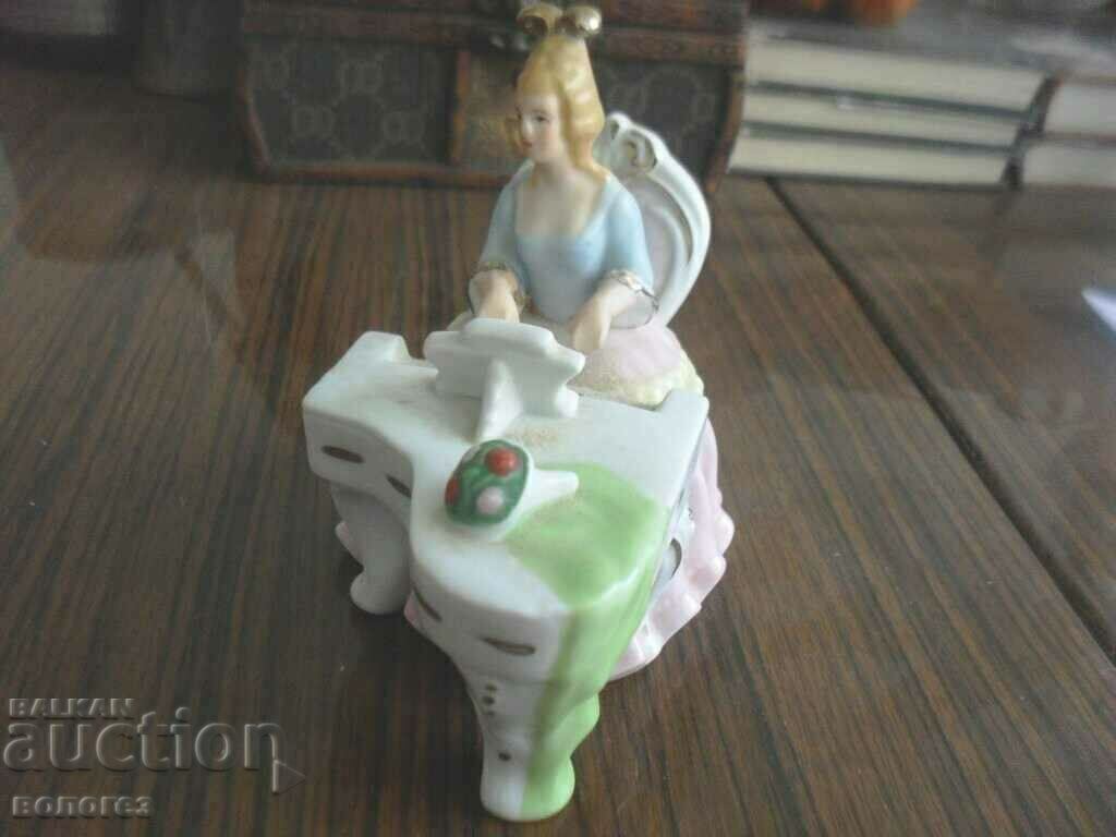 Licitație Statuetă din porțelan - pianistă Licitație Statuetă din porțelan - pianistă