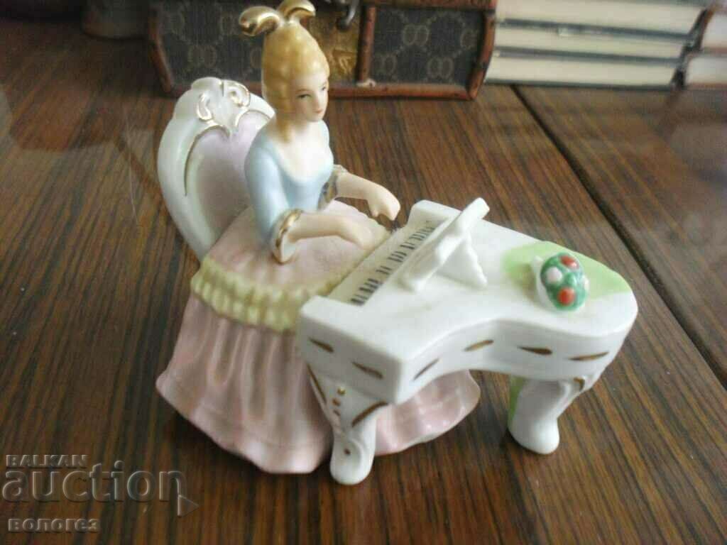 Statuetă din porțelan - pianistă Statuetă din porțelan - pianistă