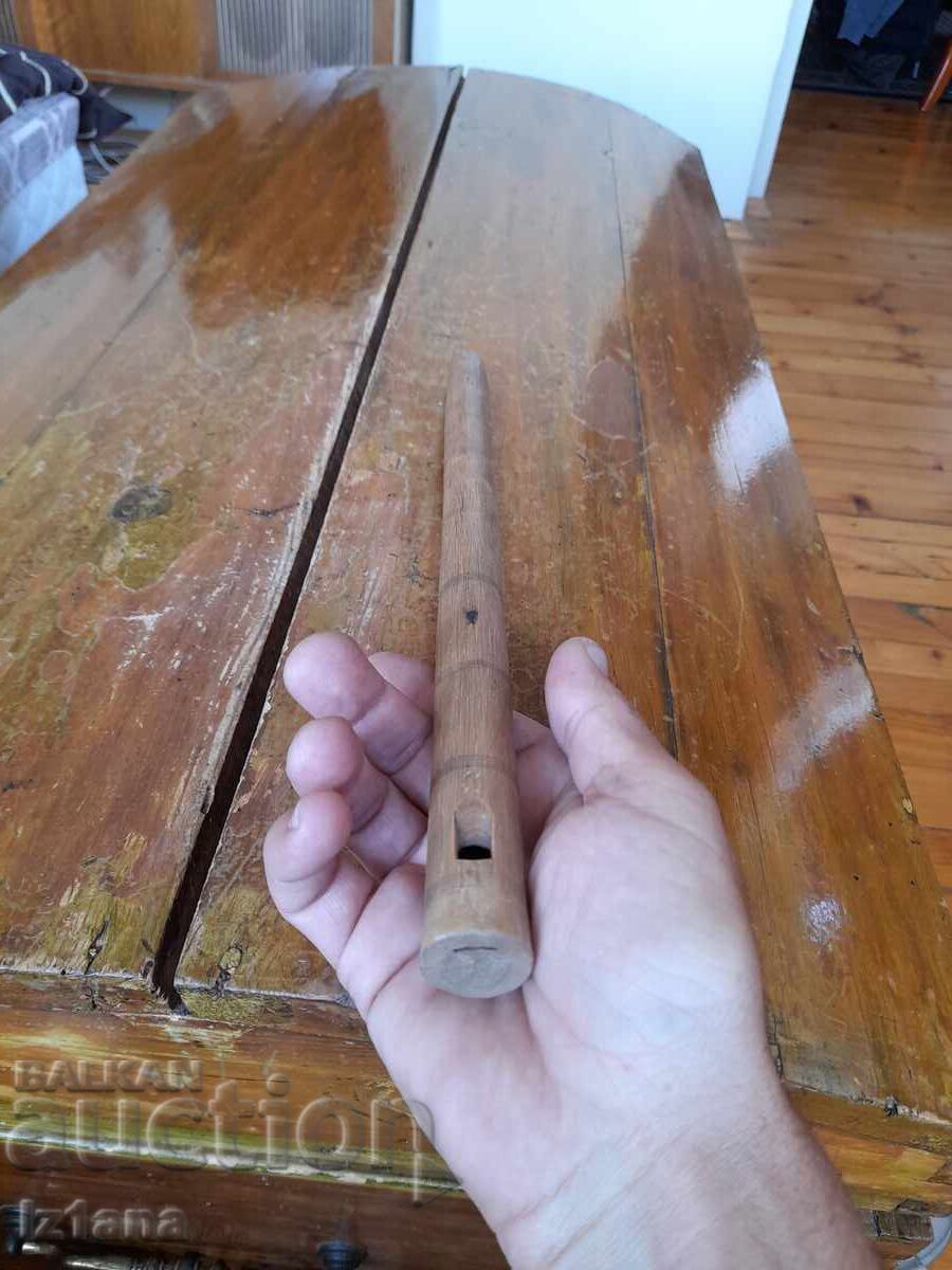 Παράδοση Παλιό ράσκυλο, ντουντουκ, σφυρίχτρα