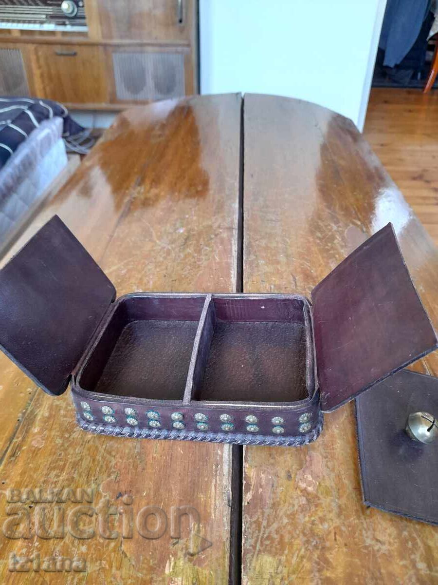 Доставка на Стара кожена кутия за карти Доставка на Стара кожена кутия за карти