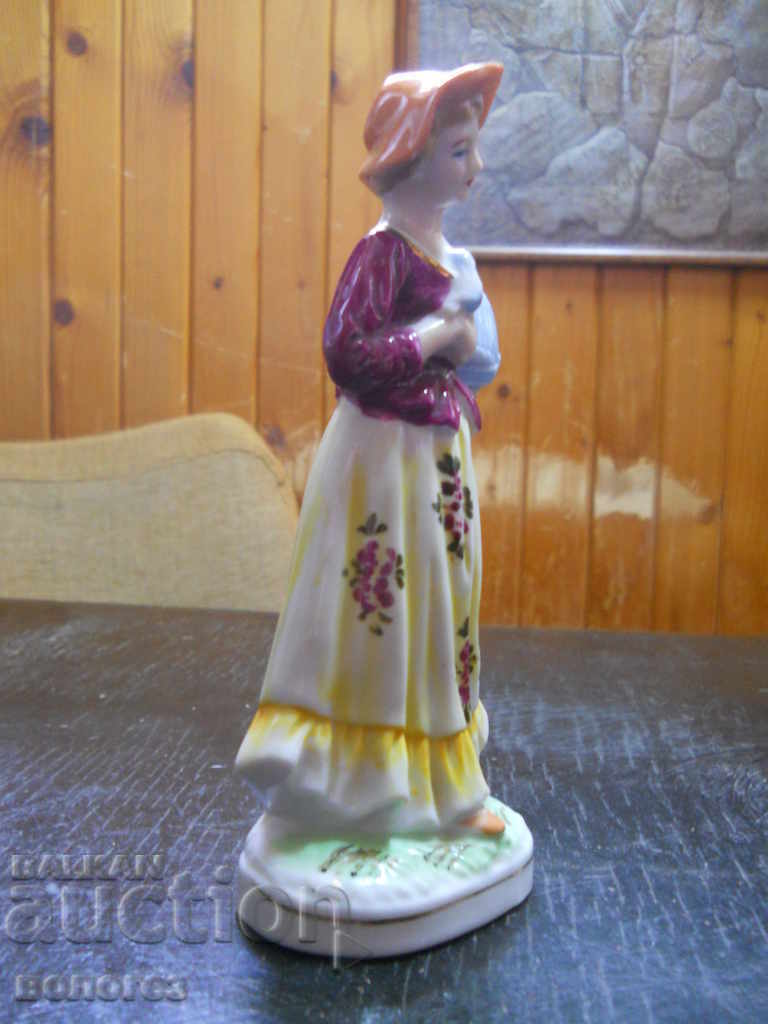 Figurină din porțelan - Germania (marcată) cu preț 30.00 BGN | € 15.34 Figurină din porțelan - Germania (marcată) cu preț 30.00 BGN | € 15.34