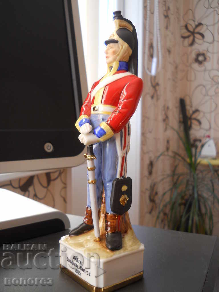 Statuetă din porțelan - ofițer englez (cu marcaj) cu preț 60.00 BGN | € 30.68 Statuetă din porțelan - ofițer englez (cu marcaj) cu preț 60.00 BGN | € 30.68