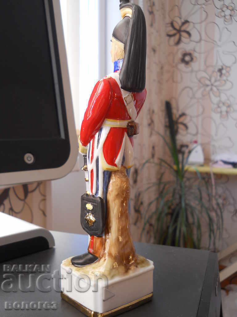 Licitație Statuetă din porțelan - ofițer englez (cu marcaj) Licitație Statuetă din porțelan - ofițer englez (cu marcaj)