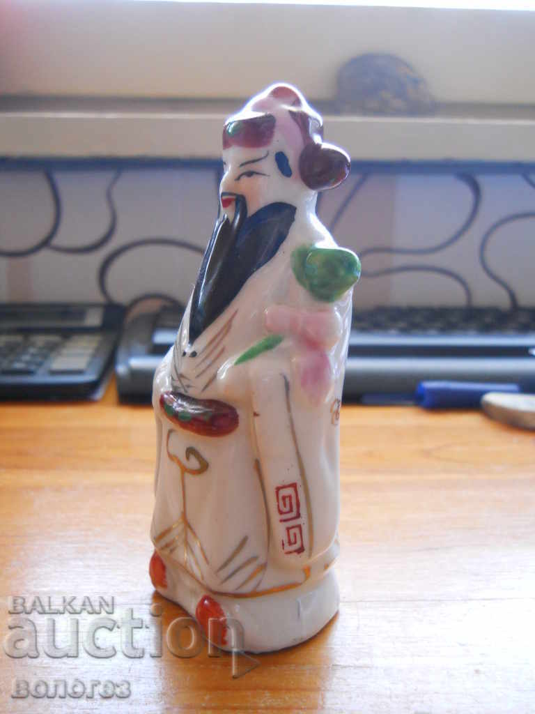 Figurină din porțelan - salvie chinezească cu preț 15.00 BGN | € 7.67 Figurină din porțelan - salvie chinezească cu preț 15.00 BGN | € 7.67