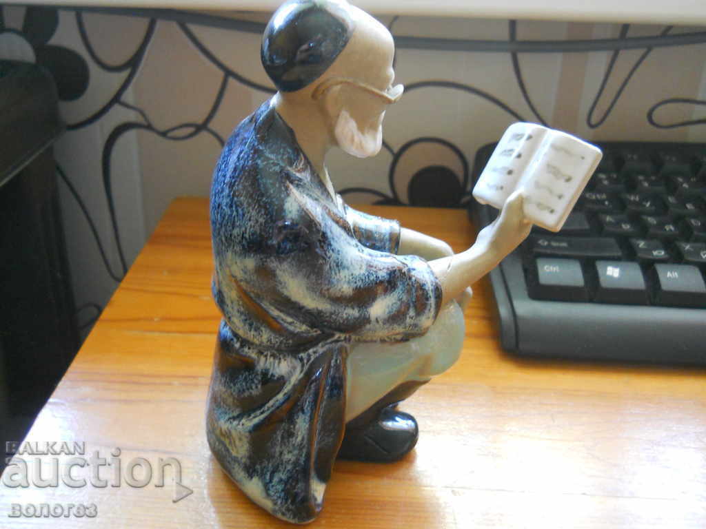 Statuetă ceramică veche - înțelept citind o carte (China) cu preț 45.00 BGN | € 23.01 Statuetă ceramică veche - înțelept citind o carte (China) cu preț 45.00 BGN | € 23.01