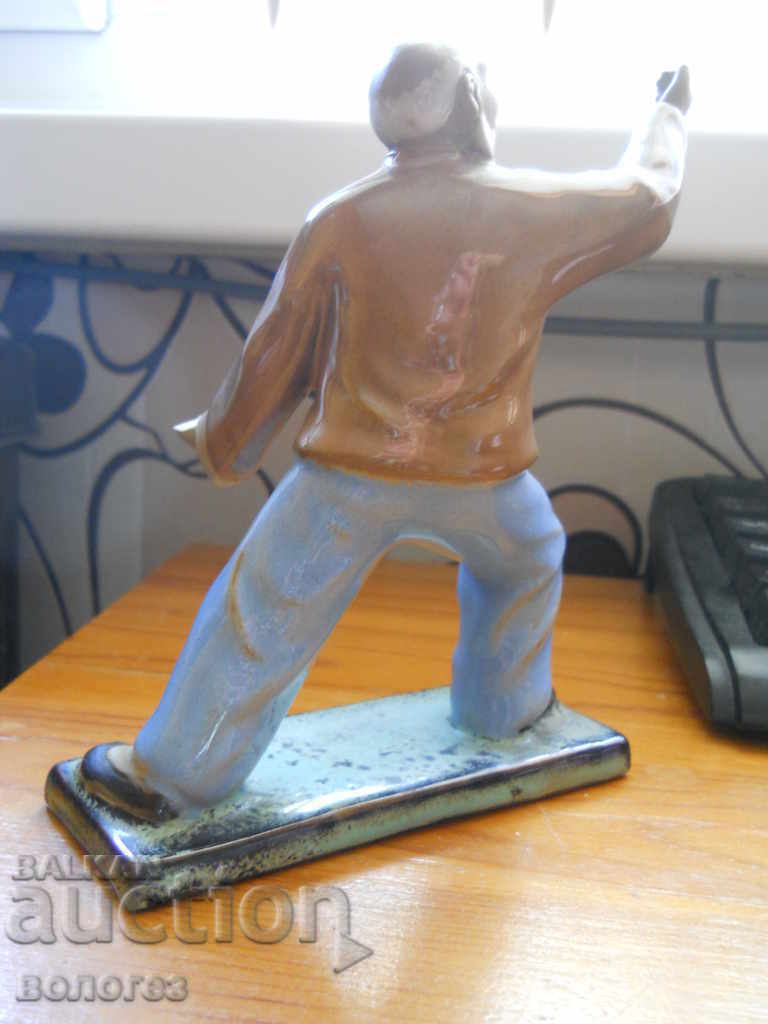 Livrarea Statuetă ceramică - înțelept practicând tai chi (China) Livrarea Statuetă ceramică - înțelept practicând tai chi (China)