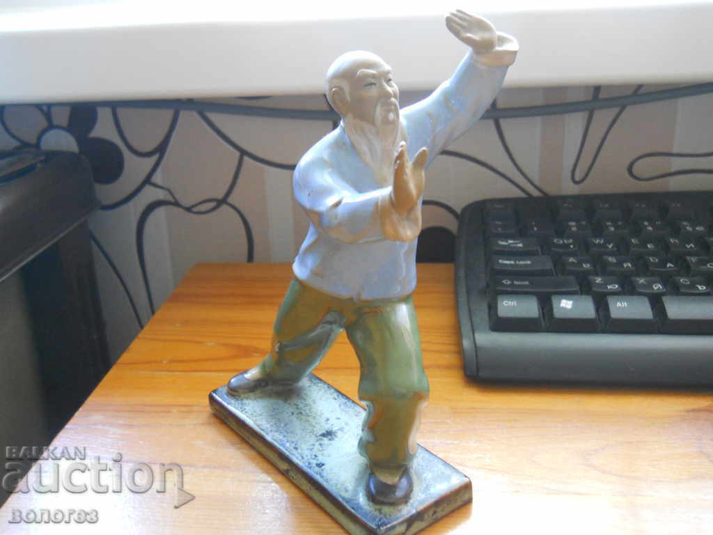 Statuetă ceramică - înțelept practicând tai chi (China) cu preț 45.00 BGN | € 23.01 Statuetă ceramică - înțelept practicând tai chi (China) cu preț 45.00 BGN | € 23.01