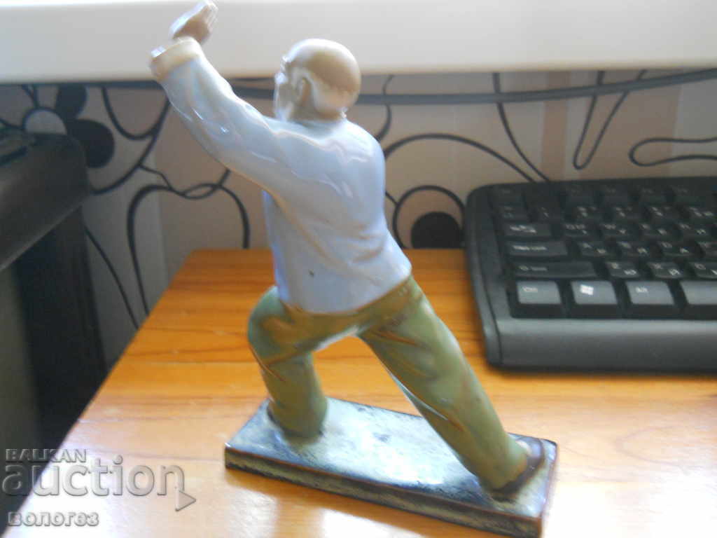Licitație Statuetă ceramică - înțelept practicând tai chi (China) Licitație Statuetă ceramică - înțelept practicând tai chi (China)