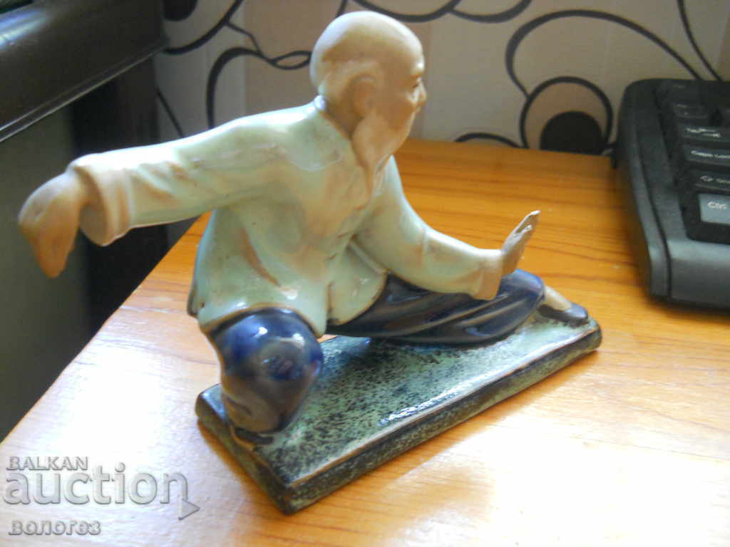 Statuetă ceramică - înțelept practicând tai chi (China) cu preț 45.00 BGN | € 23.01 Statuetă ceramică - înțelept practicând tai chi (China) cu preț 45.00 BGN | € 23.01